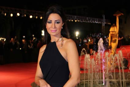 أروى جودة تختار الأسود تعبيرا عن حزنها على الراحل محمود عبد العزيز