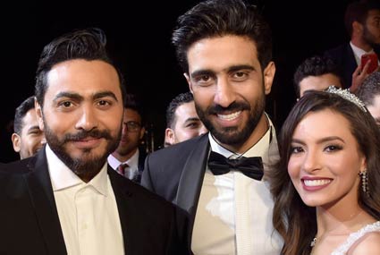 تامر حسني مع العروسين