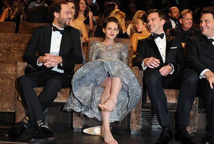 كريستين ستيوارت حافية القدمين في مهرجان &quot;فينيسيا&quot;