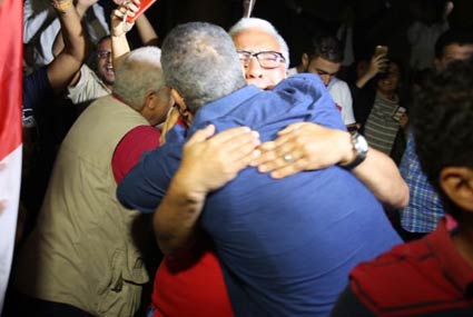 أحضان الفنانين للتعبير عن السعادة