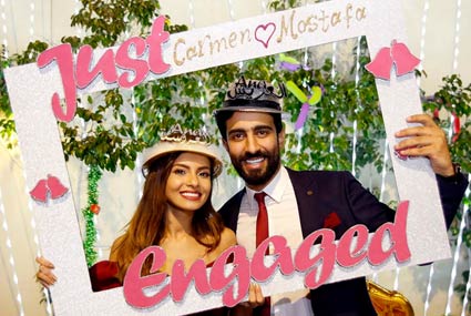 كارمن سليمان وخطيبها مصطفى جاد يرفعان لافتة "خُطبا للتو"