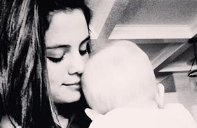 سيلينا جوميز مع اختها 