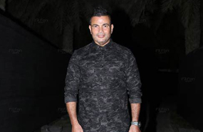 عمرو دياب بقميصه في حفل مدينة دبي للإعلام