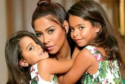 شيرين عبد الوهاب وبناتها 