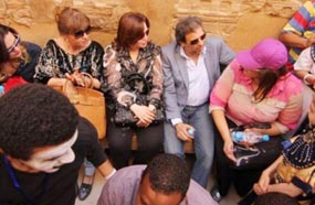 صورة جماعية لحضور الاحتفال تجمع بين خالد يوسف وإلهام شاهين وليلى علوي