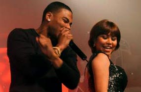 شيرين تغني مع نيلي أغنية الدمج التي أشعلا بها مسرح "Coke Studio"، بعد أن مزجا غناء شيرين الشرقي على إيقاع موسيقى الـ "R&amp;B"