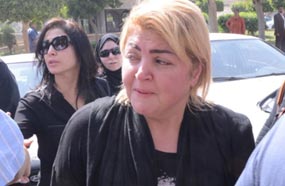 مها احمد باكية أثناء تشييع جنازة والدها من مسجد السيدة نفيسة