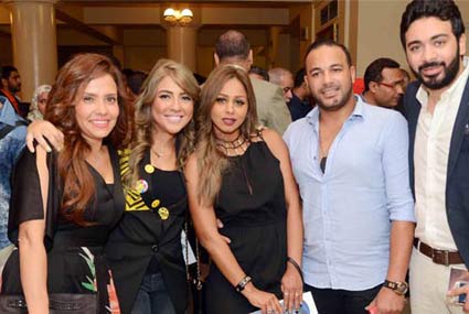 مي كساب ونرمين زعزع مع الأصدقاء