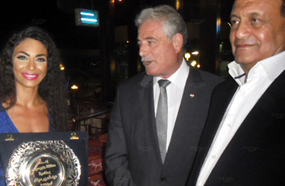 دوللي تتسلم التكريم من المحافظ 