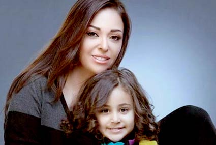 داليا البحيري وابنتها‎ قسمت