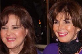 ميرفت أمين في عيد ميلادها مع صديقتها دلال عبد العزيز