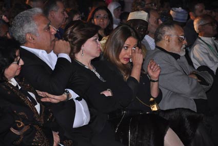 ليلى علوي تبكي تأثرا برحيل محمود عبد العزيز