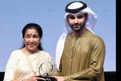 آشا بوسلي لحظة تسلمها جائزة &quot;تكريم إنجازات الفنانين&quot;