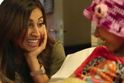 شجعت دينا الشربيني طفلة مصابة بمرض سرطان الأطفال وقامت بشراء بورتريه قامت برسمه