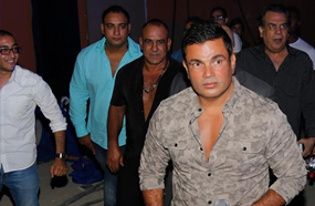 عمرو دياب وخلفه محمد لطفي بصحبة الحراس الشخصيين