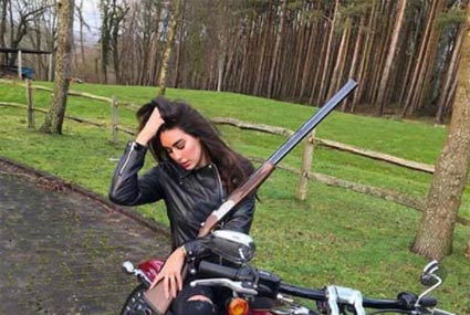 نشرت الممثلة ياسمين صبري صورتها وهي تركب دراجة نارية وتمسك في يدها بندقية وعقبت عليها: لا تدع أي شيء يوقفك من أن تعيش حياتك.

