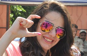 دنيا تشير بتأيدها للسيسي