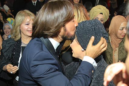 قبلة من هاني البحيري على رأس الممثلة صابرين