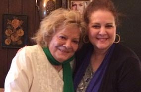 دلال عبد العزيز مع نادية لطفي في منزلها