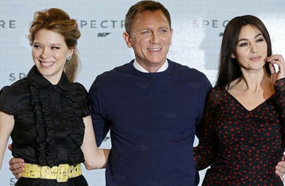 دانييل كريج وسط مونيكا بيلوتشي وليا سيدو في مؤتمر فيلم &quot;Spectre&quot;