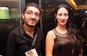 الممثلة إيمي المصري مع أحد المنظمين