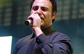 عاصي أثناء الحفل