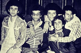 عمرو دياب مع أصدقاء &quot;المراهقة&quot;