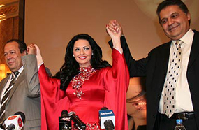 ديانا كرزون تتوسط محسن جابر ومنير الوسيمي في حفل توقيع الألبوم