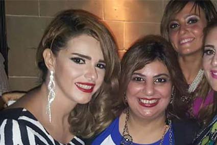 دنيا عبد العزيز وسط صديقاتها