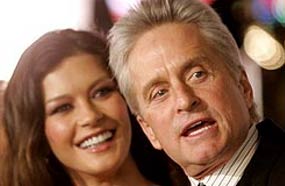  أعلن الثنائي في 28 أغسطس مايكل دوجلاس وكاثرين زيتا جونز عن احتياجهما لأجازة من زواجهما يقيمان خلالها علاقتهما