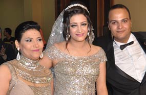 الممثلة بدرية طلبة مع ابنتها دعاء والعريس