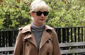 آن هاثاواي تتنزه بكلبتها الـ "ليبرادور" إزميرالدا، بعد حفل "Met Gala" الذي فاجأت به الجميع بشعرها الأشقر 