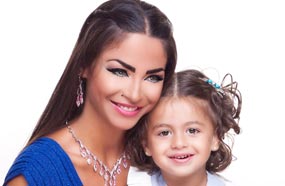 دوللي شاهين مع طفلتها