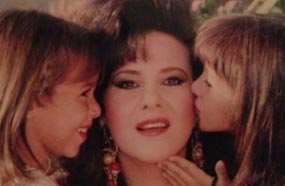 إيمي ودنيا مع والدتهما دلال عبد العزيز