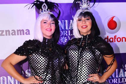 دنيا وإيمي في ثياب عرض تتر "نيللي وشريهان"