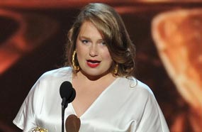 ميريت ويفر الحاصلة علي  جائزة أفضل ممثلة مساعدة في عمل كوميدي