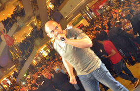 اندمج الحضور مع أنغام أغاني محمود العسيلي السريعة