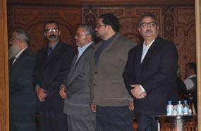 إبراهيم عيسى يتلقى العزاء في والده