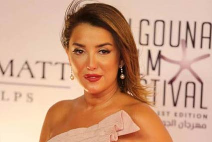 فستان كندة علوش ظهر عن قرب غير متناسق، وذلك بسبب اللون الوردي الذي جاءت طريقة تثبيته على الفستان الأسود بشكل غير متناسق وحاد