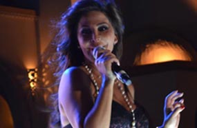 إليسا تتألق بالأسود والجينز في حفلها في سهل حشيش