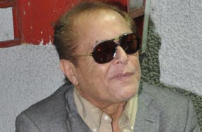 محمود عبد العزيز بنظارة الشمس في وقفة نقابة الممثلين