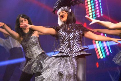 دنيا سمير غانم أثناء تقديم إحدى الرقصات