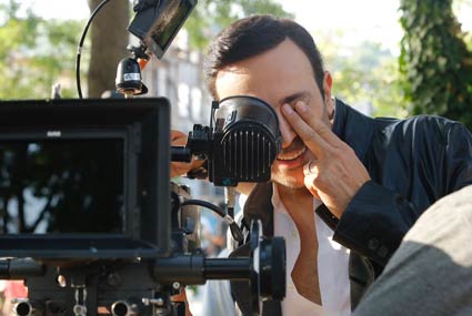 صابر الرباعي يتابع مشاهد الكليب 