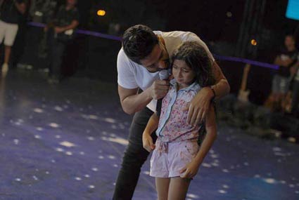 أوقف محمد حماقي، حفله بسبب طفلة تائهة عن أهلها ولم يكمل الحفل إلا بعد العثور على والدتها‎