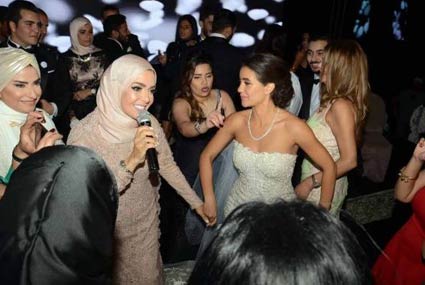 منى عبد الغني تغني لابنتها في ليلتها الخاصة