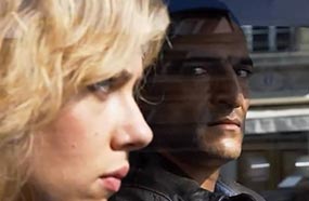 تجسد سكارليت جوهانسون في فيلم "Lucy"، الذي أخرجه الفرنسي لوك بيسون، دور امرأة تتورط في تهريب  المخدرات رغما عنها، وعندما يمتص جسدها كمية كبيرة من مخدر فريد من نوعه تتحول إلى شخص خارق، فيما يجسد واكد دور ضابط فرنسي يجاول ايقافها والقبض على عصابة المخدرات.

وقال واكد عن كيفية حصوله على الدور: "تلقيت مكالمة هاتفية من المخرج المخضرم بيسون، طلب خلالها مقابلتي لمناقشة مشروع فني جديد، الأمر الذي دفعني للسفر إلى باريس للقائه".

وفسر سبب موافقته على الدور بقوله: "في البداية تحمست كثيرا لأن بيسون يعد أحد أهم المخرجين العالميين وأفلامه مميزة وتحقق أرباحا كبيرة، بالإضافة إلى طاقم العمل الذي يضم ممثلين مخضرمين".

لكن في الوقت نفسه أكد عمرو أنه أعجب بالدور أيضا، حيث قال: "بالطبع أعجبت بالدور الذي منحني إياه المخرج وإلا لما كنت قبلت بهذا العمل".