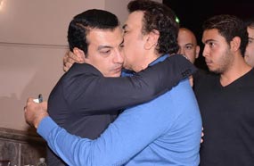 خالد عجاج يعزي إيهاب توفيق