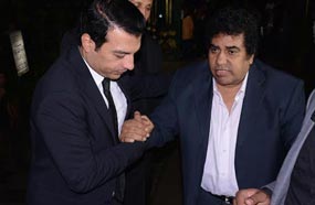 عدوية يصل عزاء والدة إيهاب توفيق