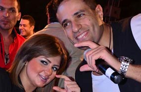 المطرب محمد نور والمطربة شذى يشيران بعلامة السيسي في الحفل