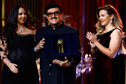 سمير غانم يتوسط ابنتيه دنيا وإيمي 